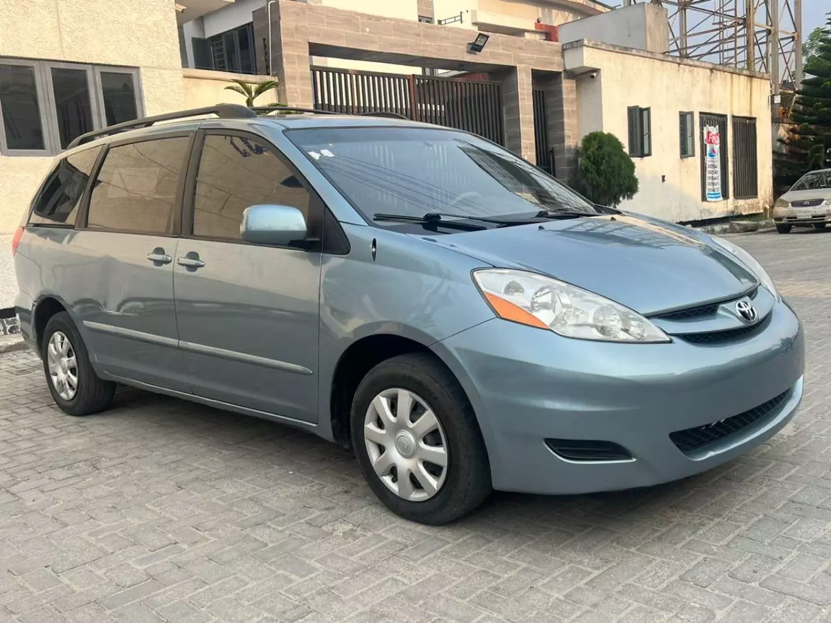 Toyota Sienna   - 2010