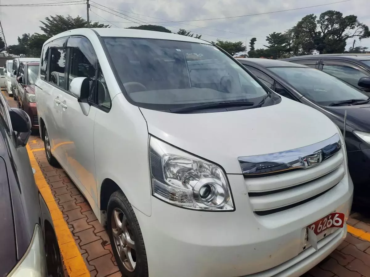 Toyota Noah - 2009