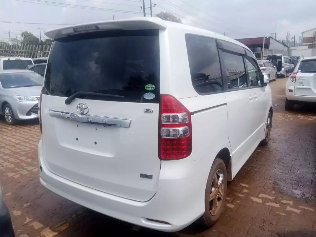 Toyota Noah   - 2012