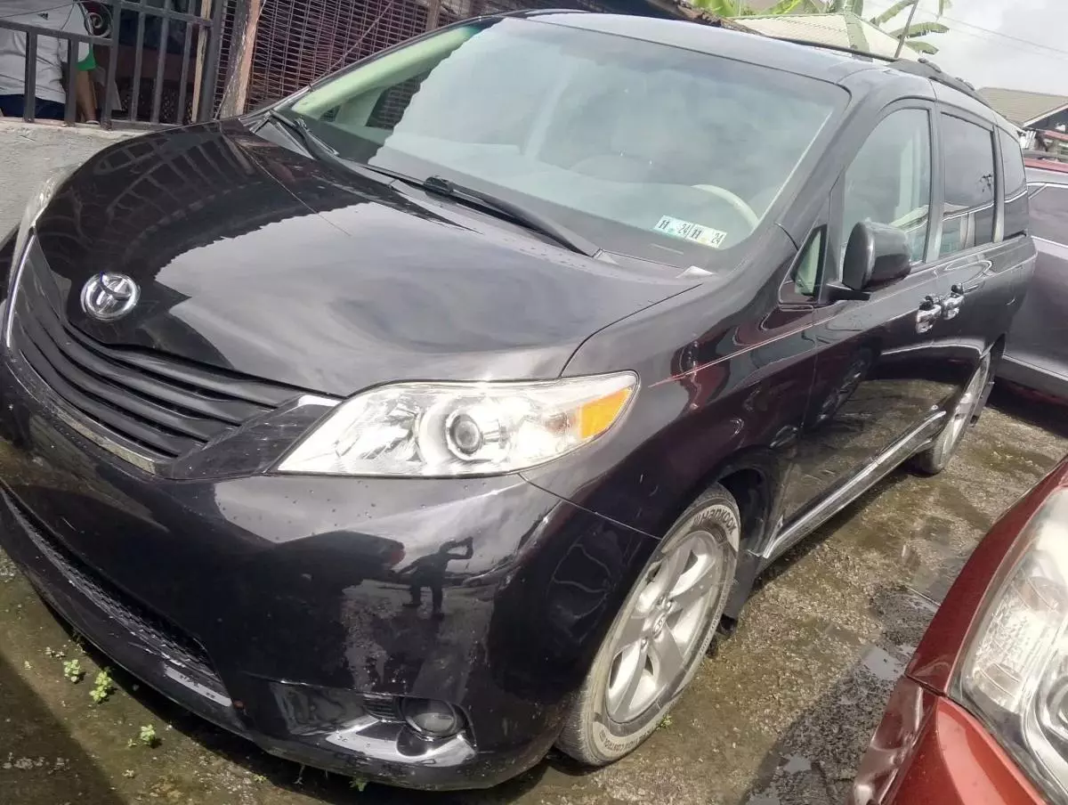 Toyota Sienna   - 2011