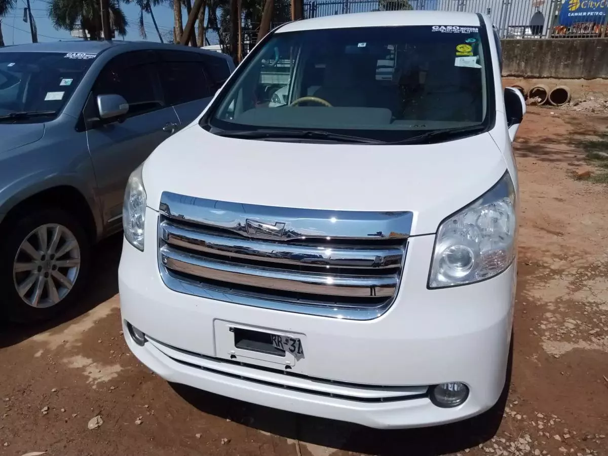 Toyota Noah   - 2009