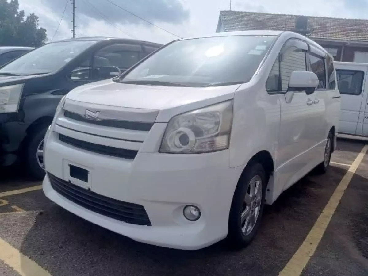 Toyota Noah   - 2010