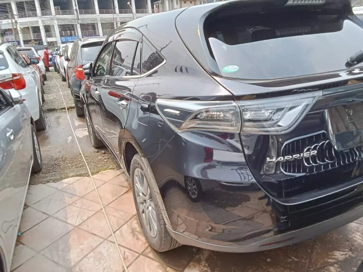 Toyota Harrier   - 2016