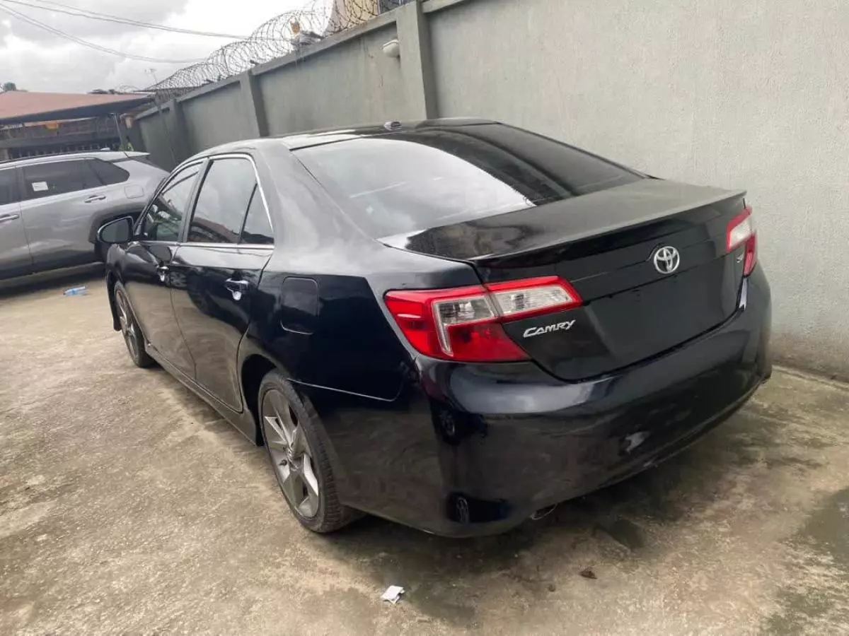 Toyota Camry   - 2012