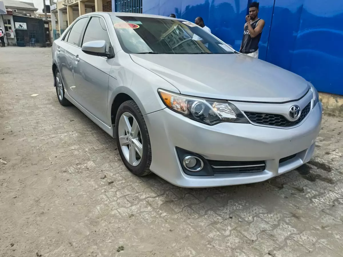 Toyota Camry   - 2012