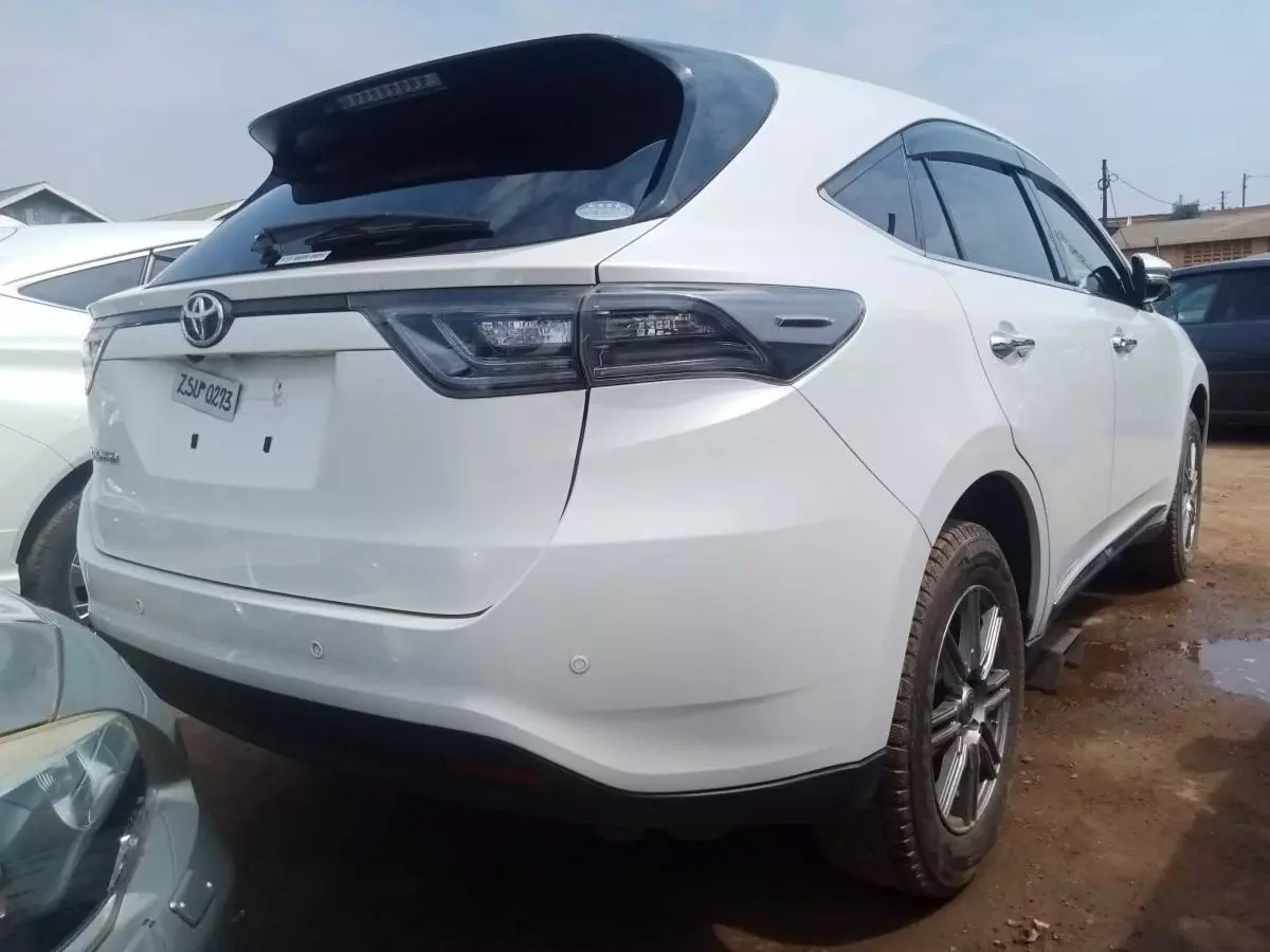 Toyota Harrier   - 2016