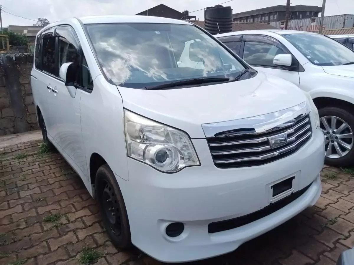 Toyota Noah   - 2011