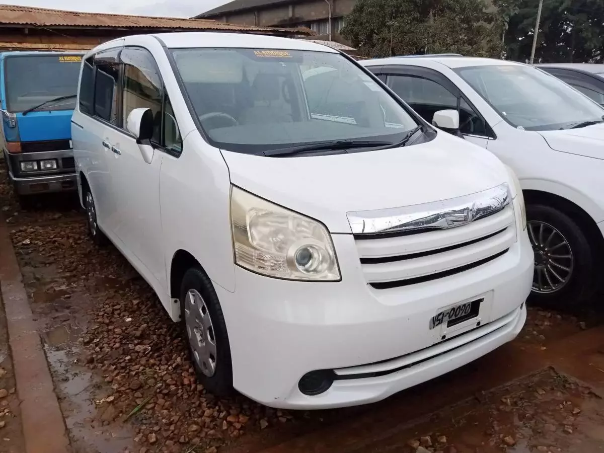 Toyota Noah   - 2012