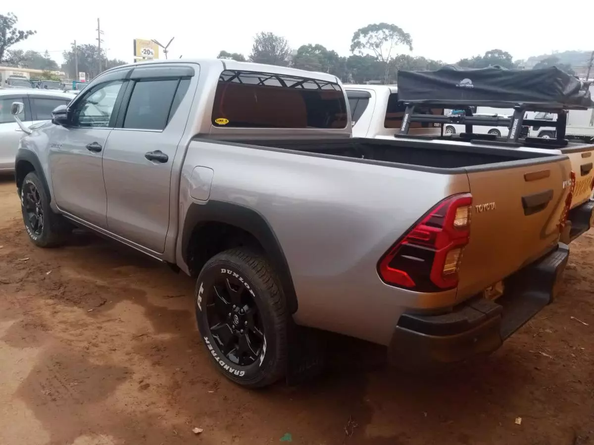 Toyota Hilux   - 2019