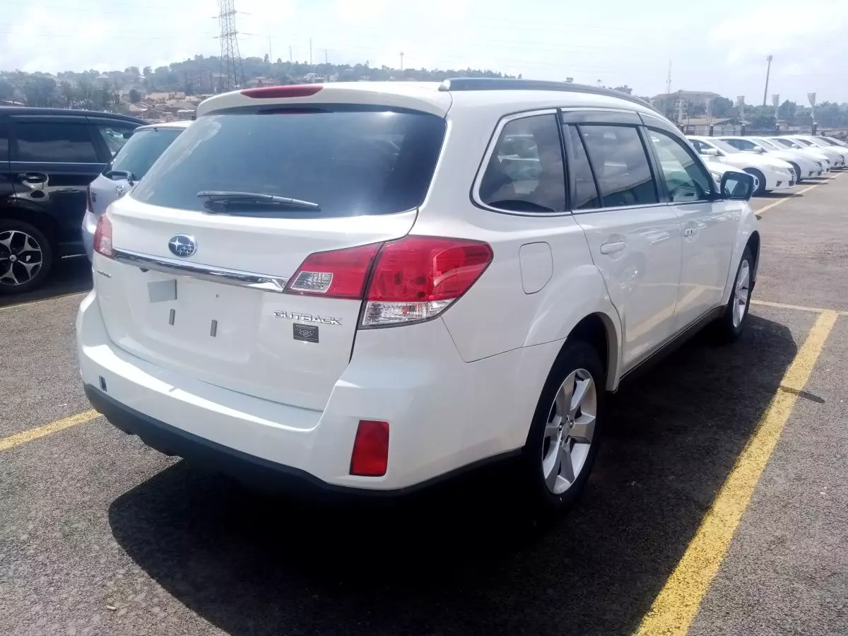 Subaru Outback   - 2011