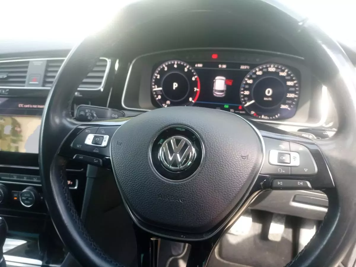 Volkswagen Golf   - 2017