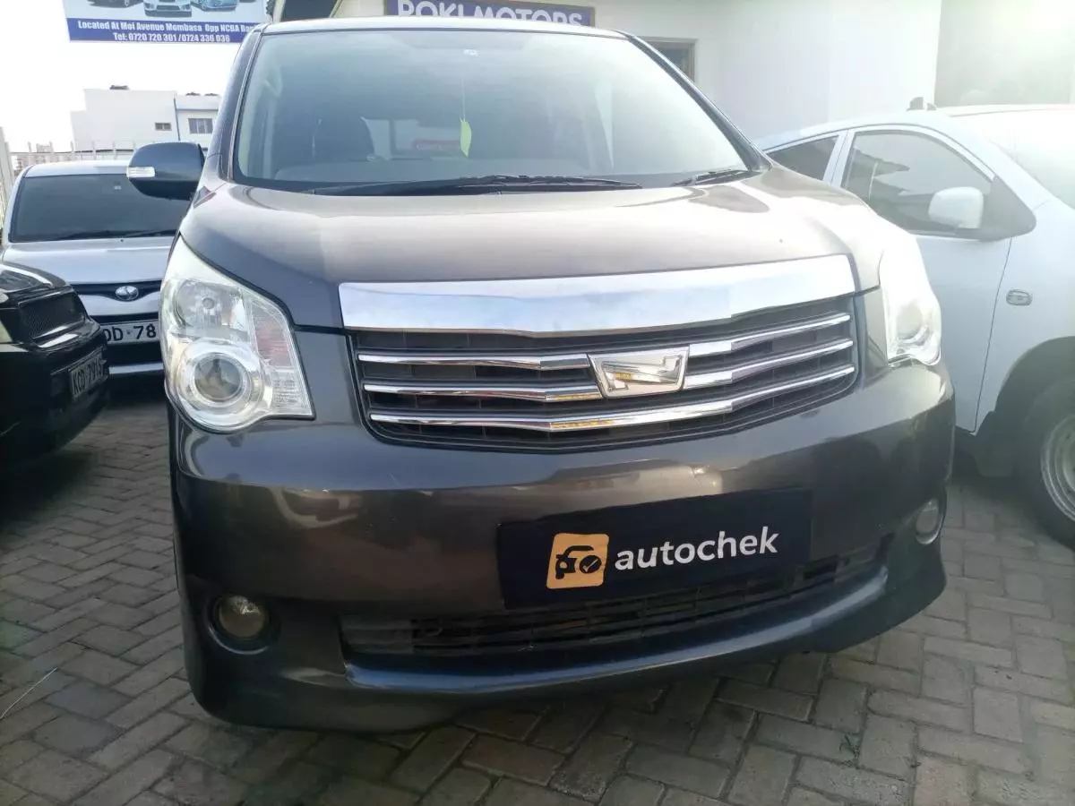 Toyota Noah - 2013
