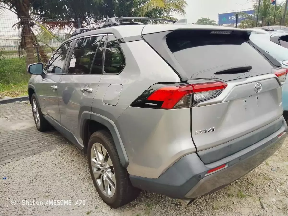 Toyota RAV4   - 2019