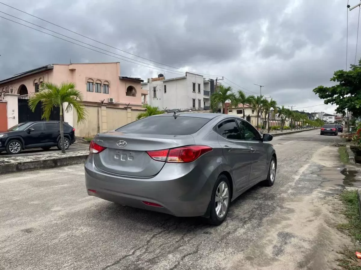 Hyundai Elantra   - 2013