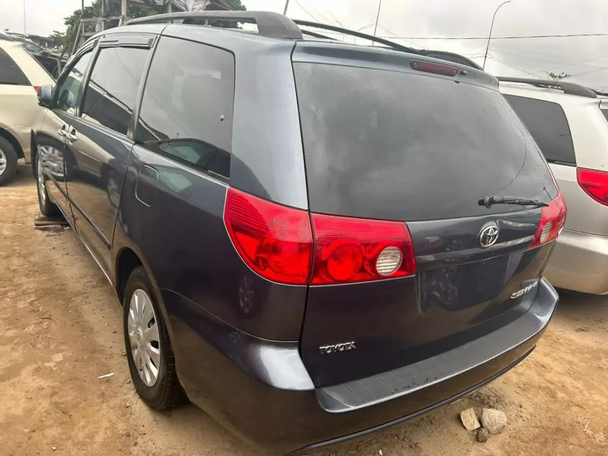 Toyota Sienna   - 2006