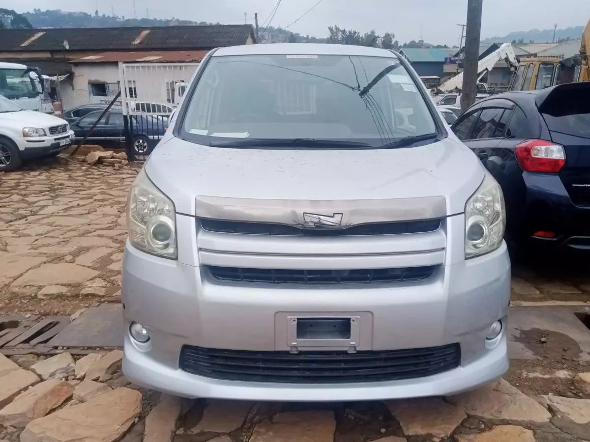 Toyota Noah   - 2012