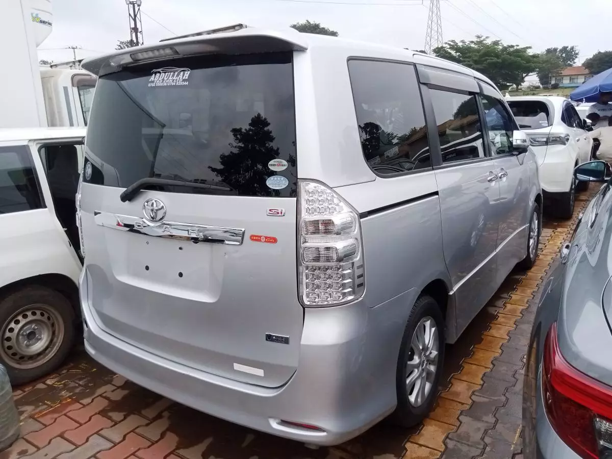 Toyota Noah   - 2012