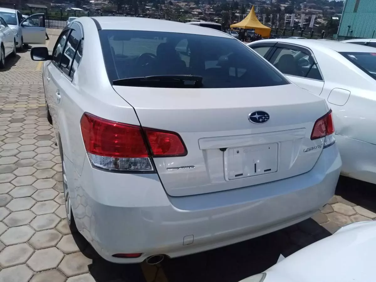 Subaru Legacy   - 2010