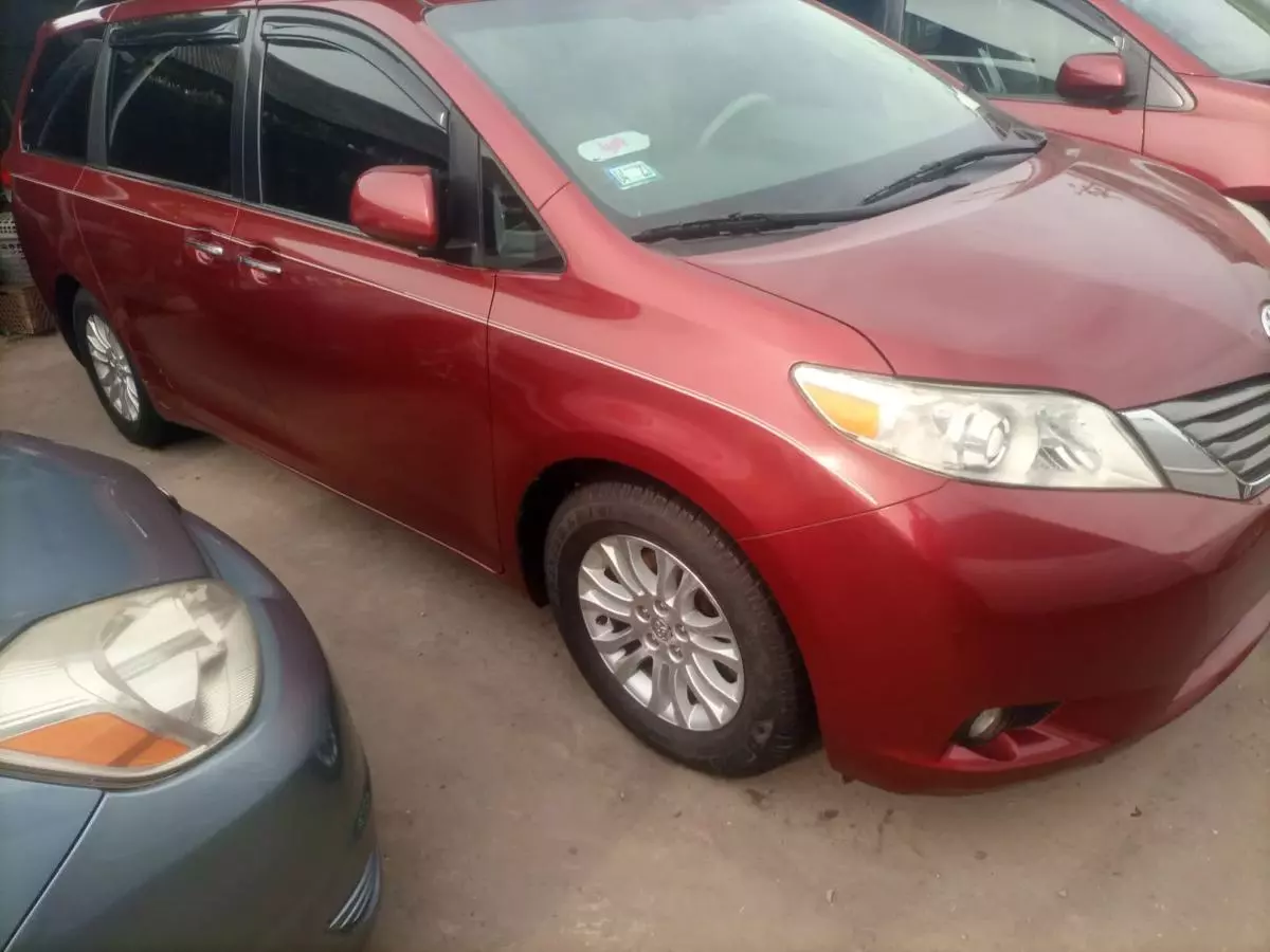 Toyota Sienna   - 2011