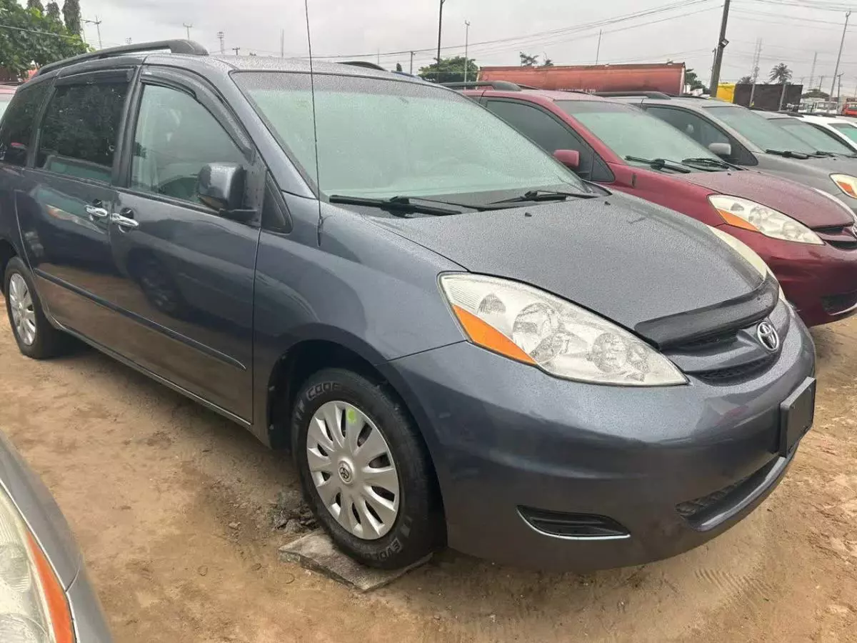 Toyota Sienna   - 2006