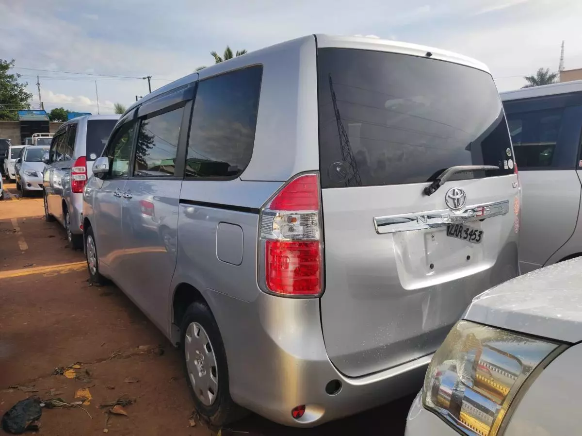 Toyota Noah - 2009