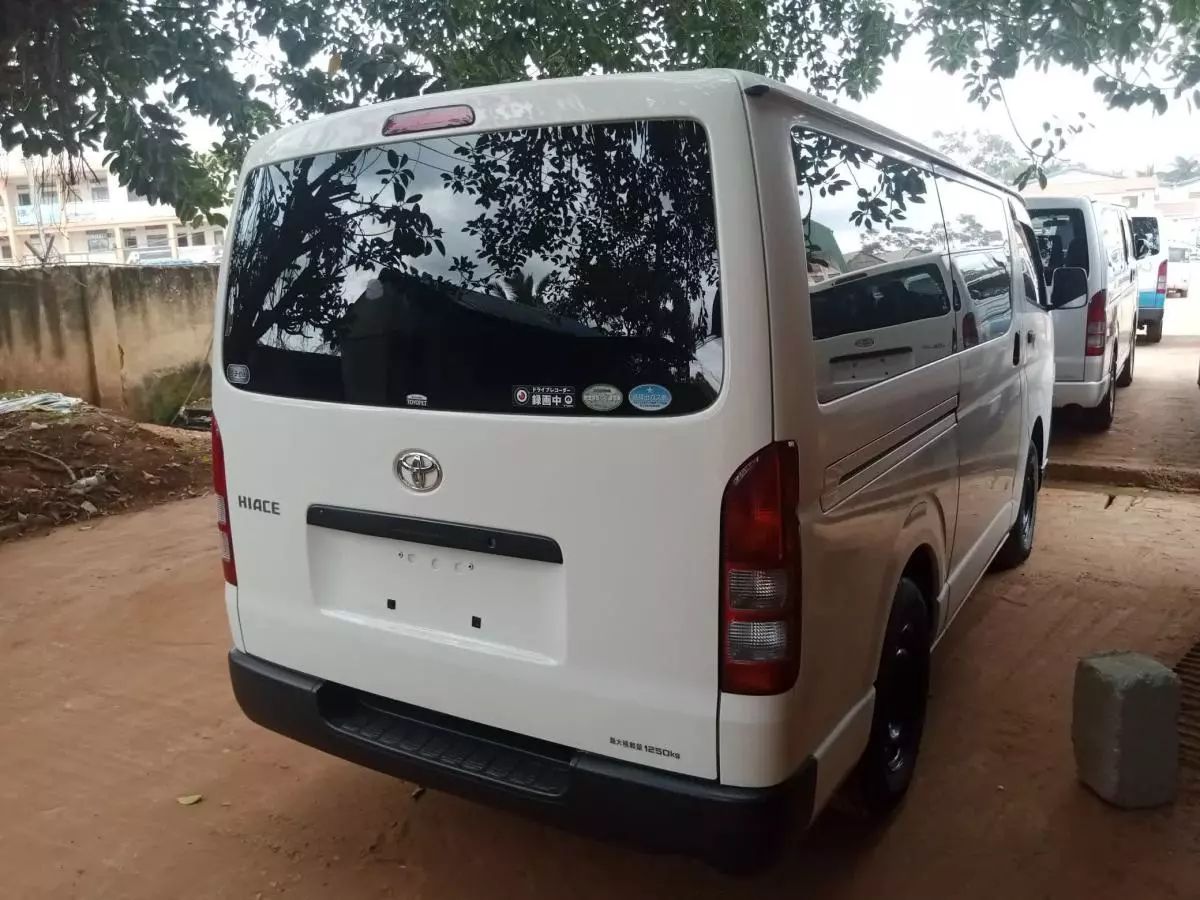 Toyota Hiace   - 2011