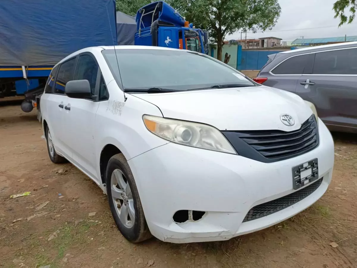 Toyota Sienna - 2011