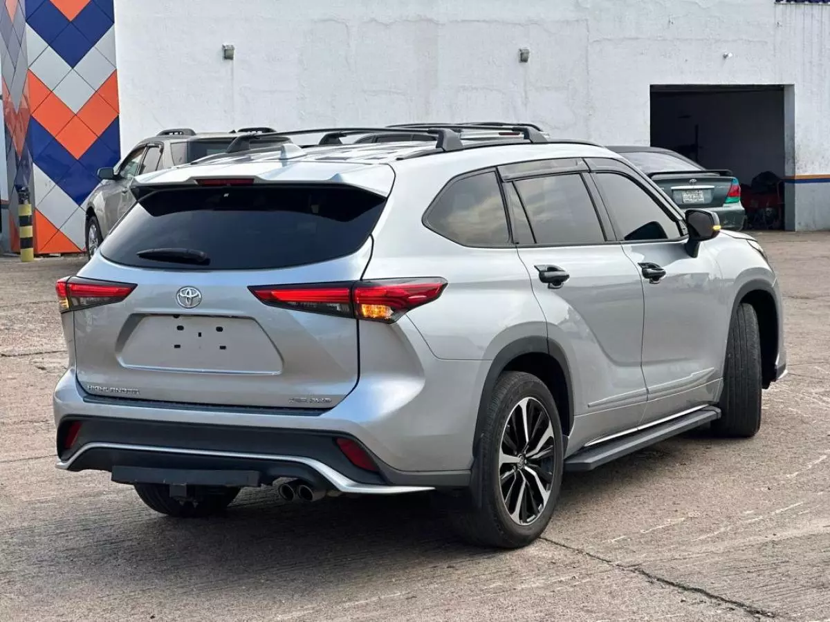 Toyota Highlander   - 2022