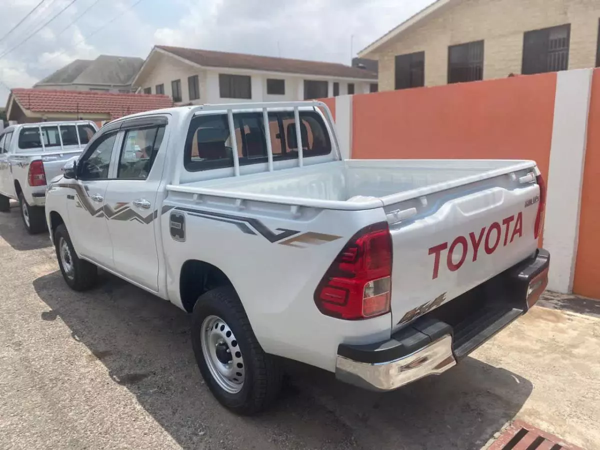 Toyota Hilux   - 2024