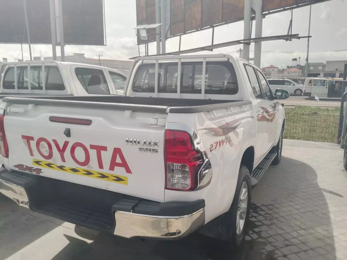 Toyota Hilux    - 2020