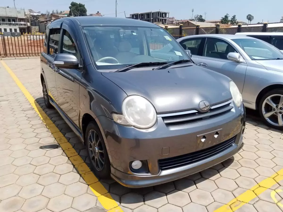 Toyota Sienta   - 2009