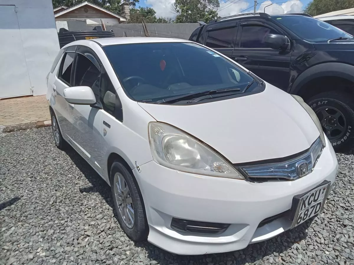 Honda Fit shuttle hybrid   - 2013