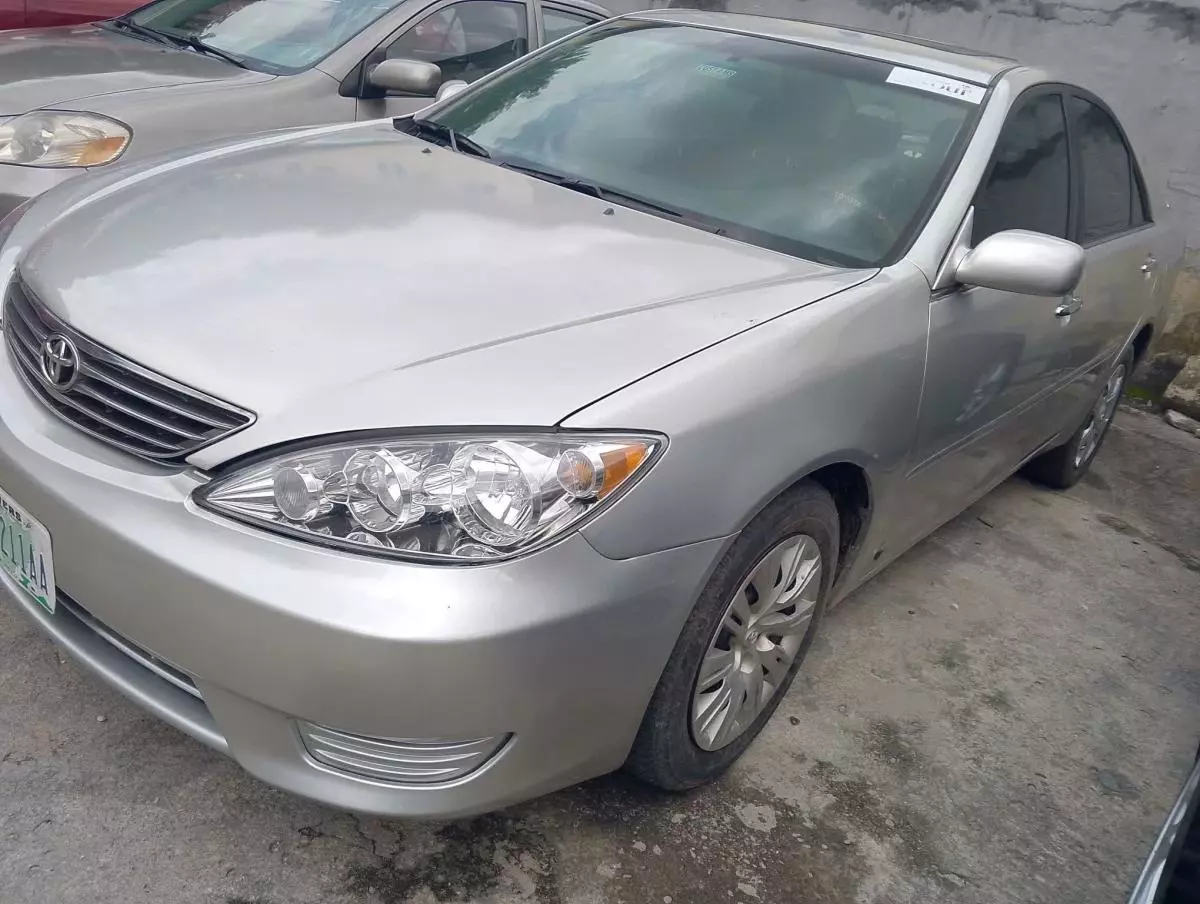 Toyota Camry   - 2005