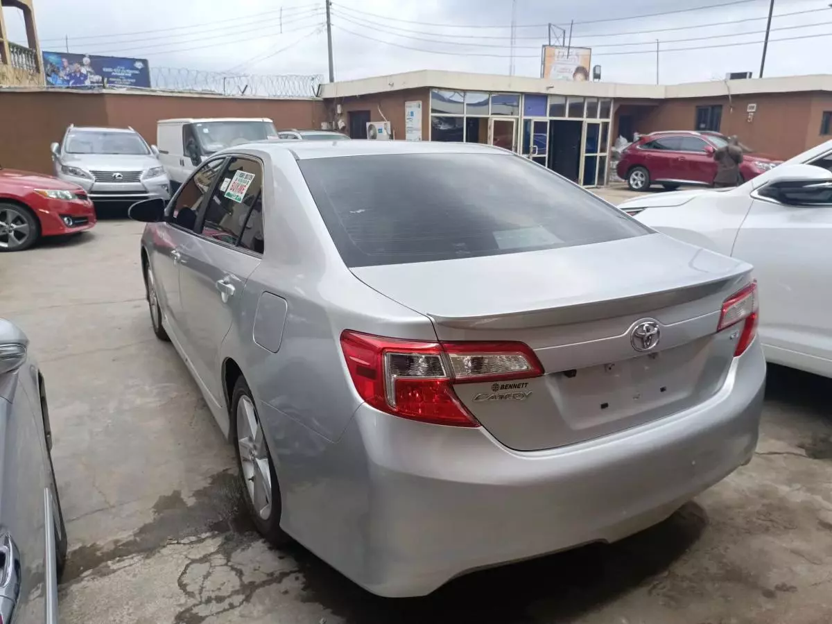 Toyota Camry   - 2014