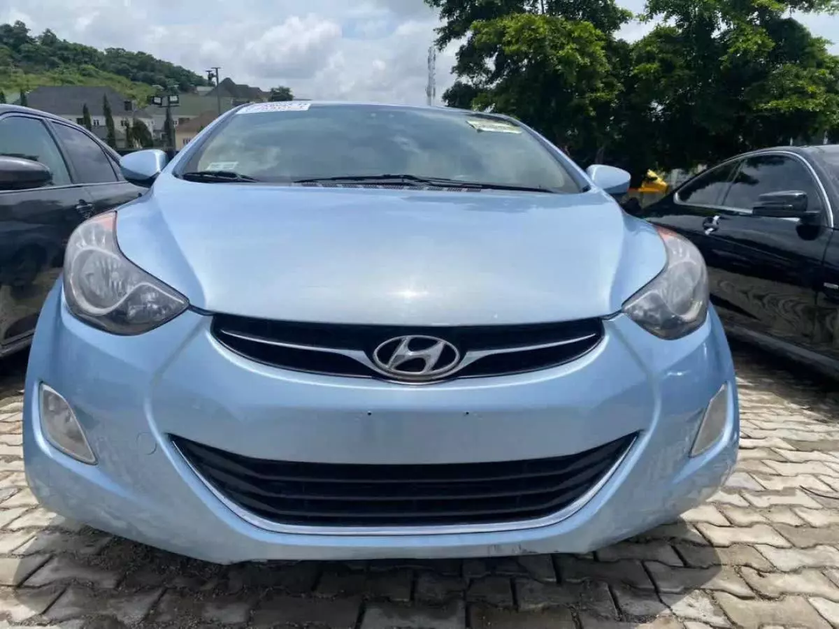 Hyundai Elantra   - 2012