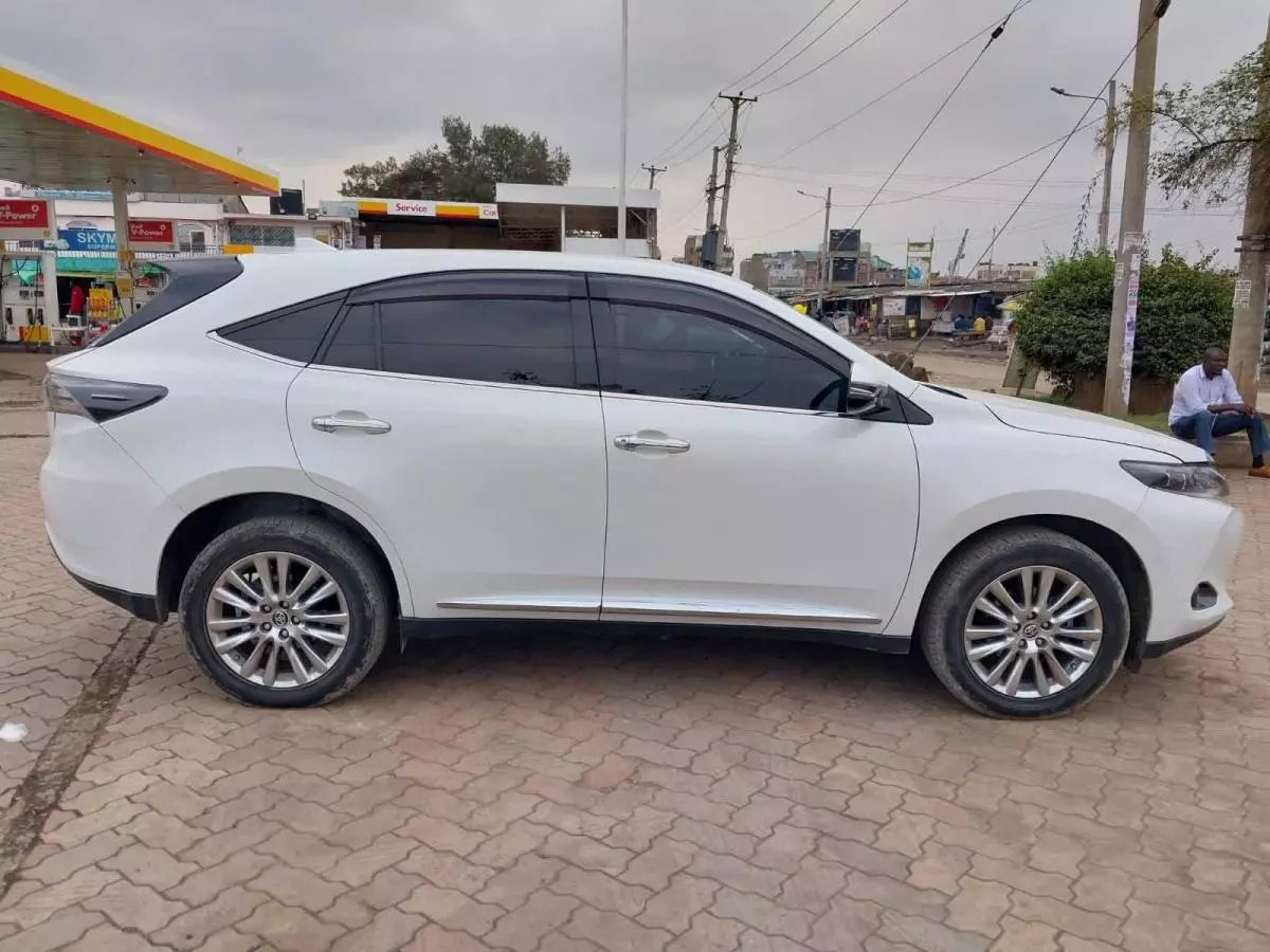 Toyota Harrier   - 2017