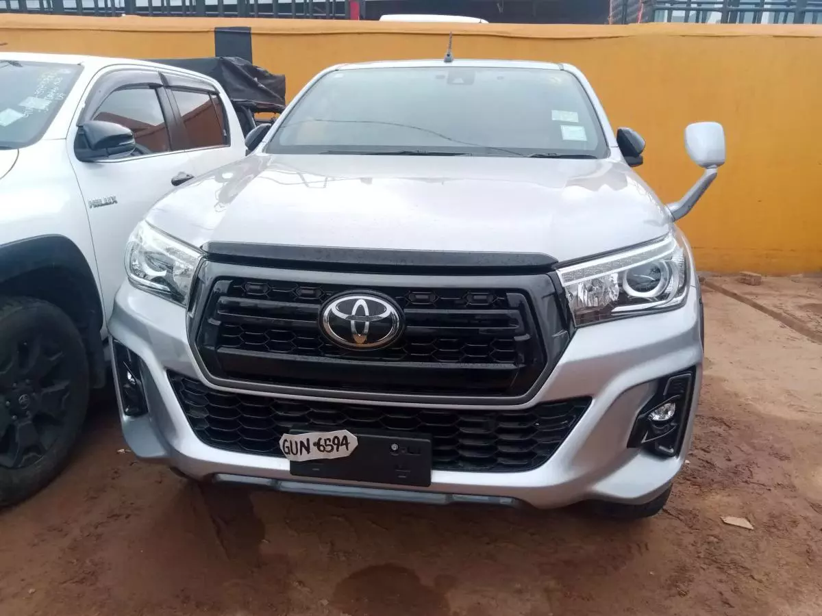 Toyota Hilux   - 2019