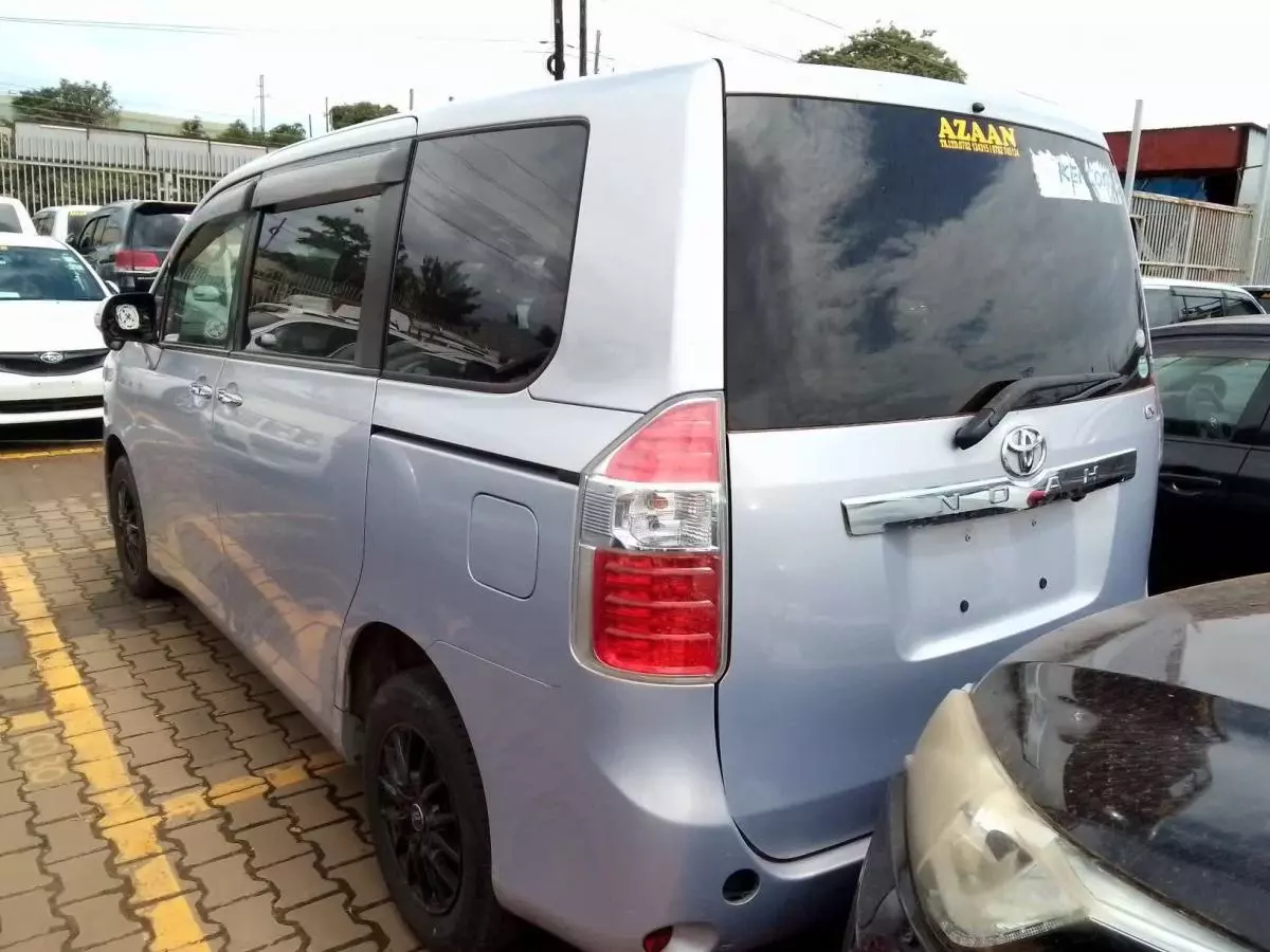 Toyota Noah - 2010