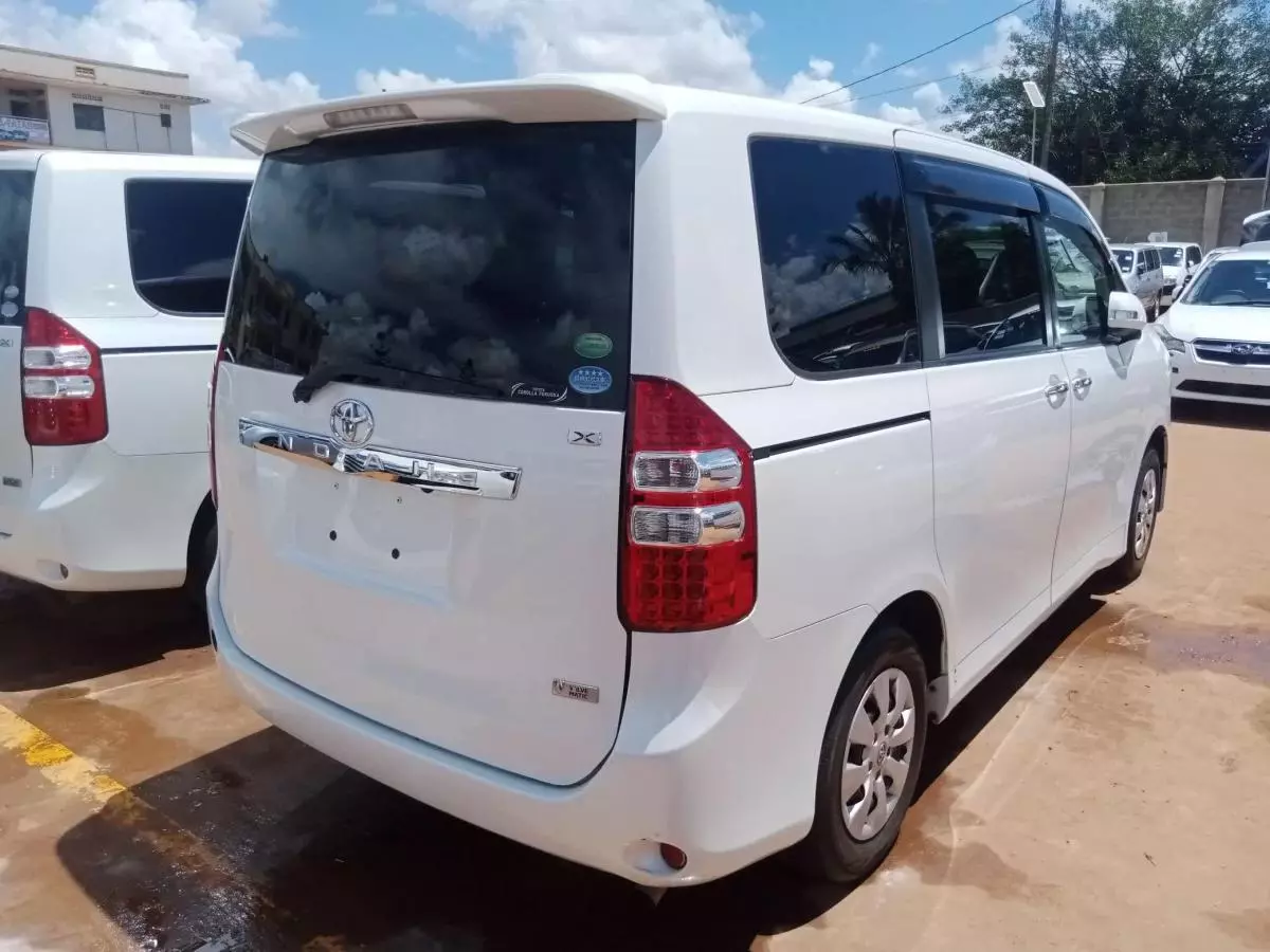 Toyota Noah   - 2012