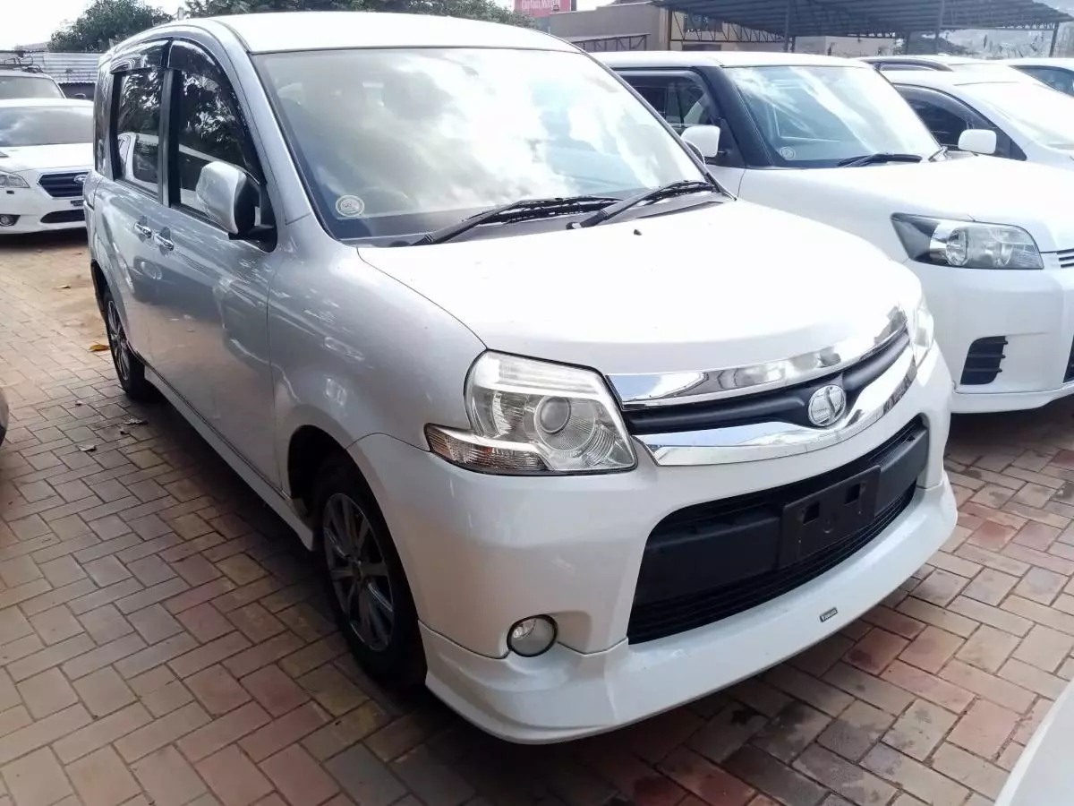 Toyota Sienta   - 2012