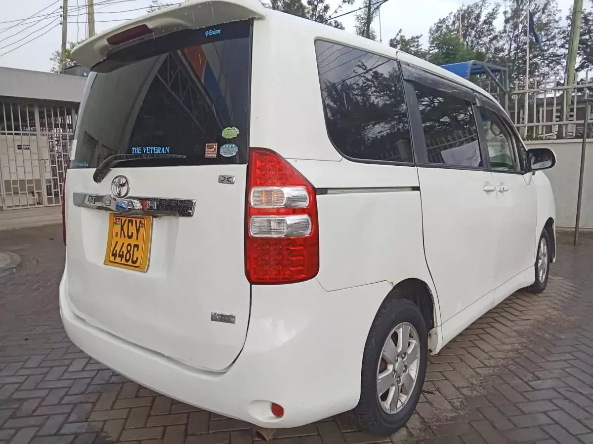 Toyota Noah   - 2015