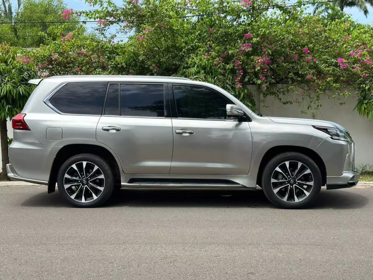 Lexus LX 570   - 2021