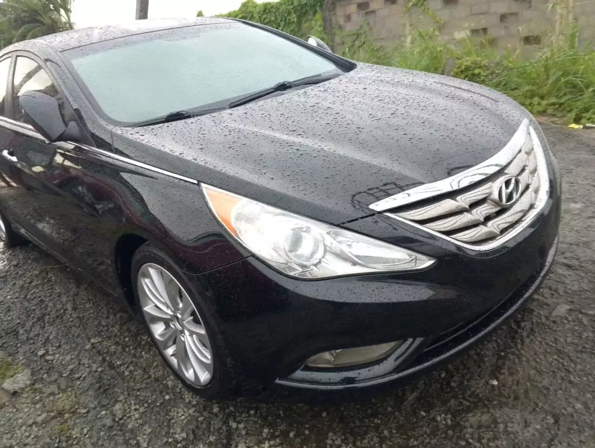 Hyundai Sonata   - 2011