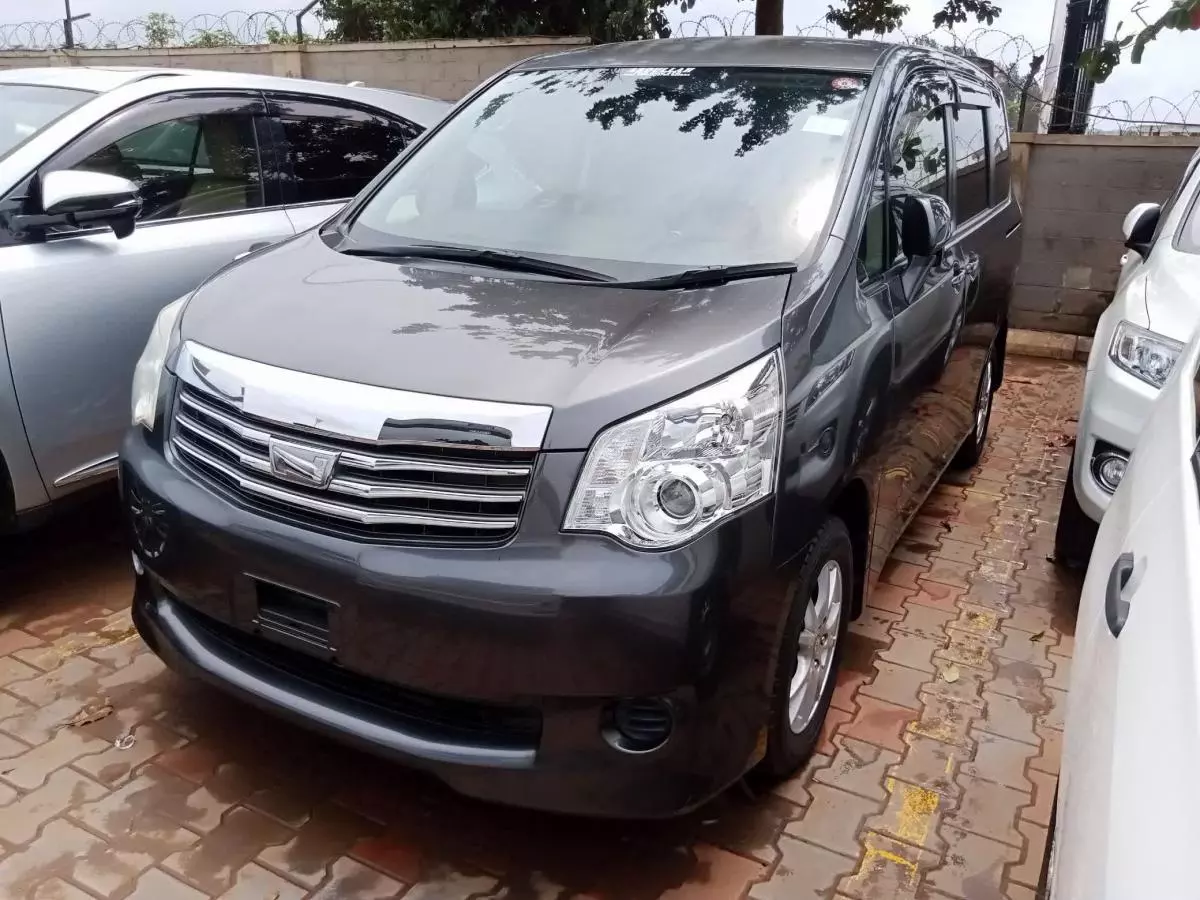 Toyota Noah   - 2011