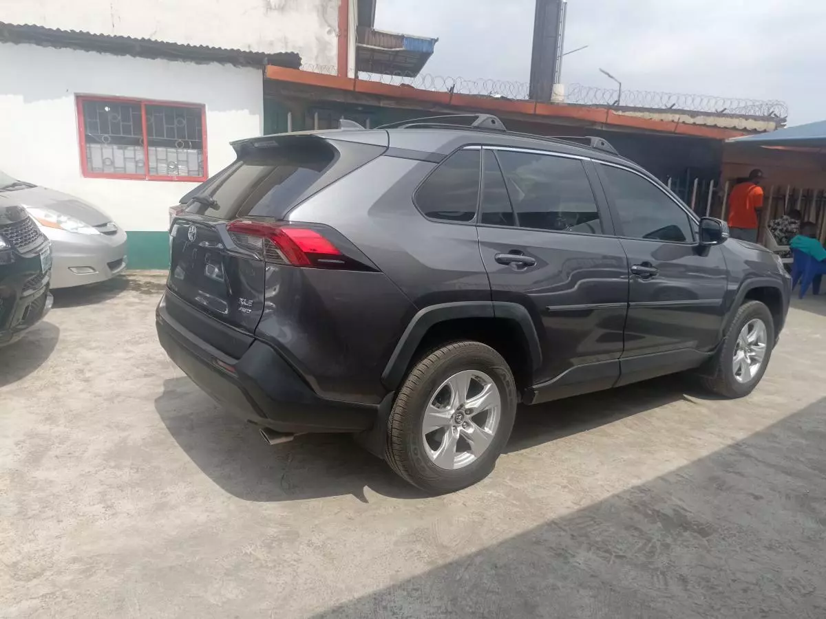 Toyota RAV 4   - 2019