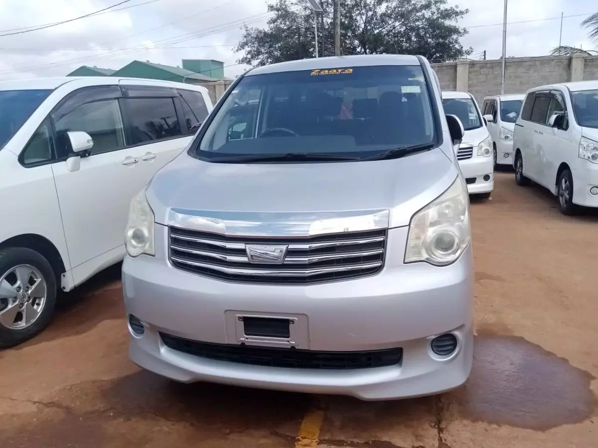 Toyota Noah   - 2011