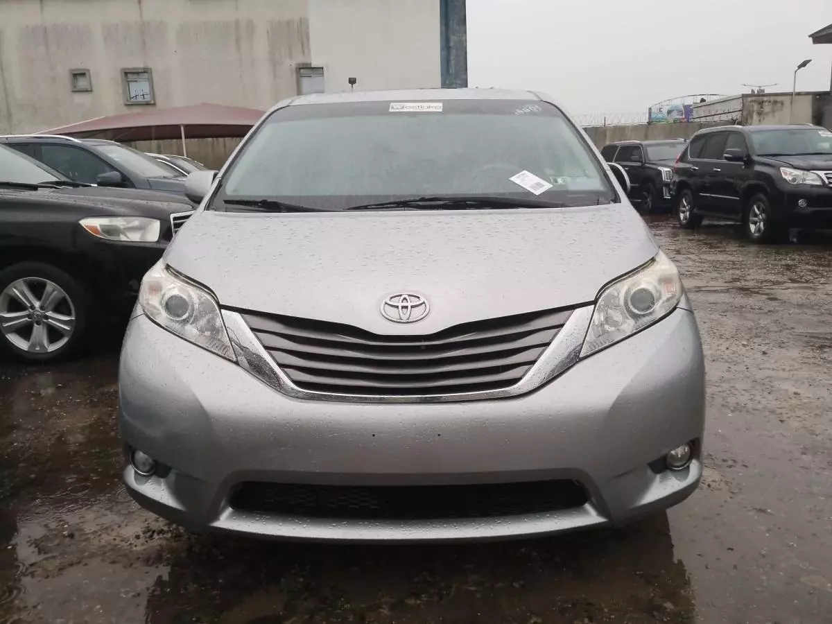 Toyota Sienna   - 2011