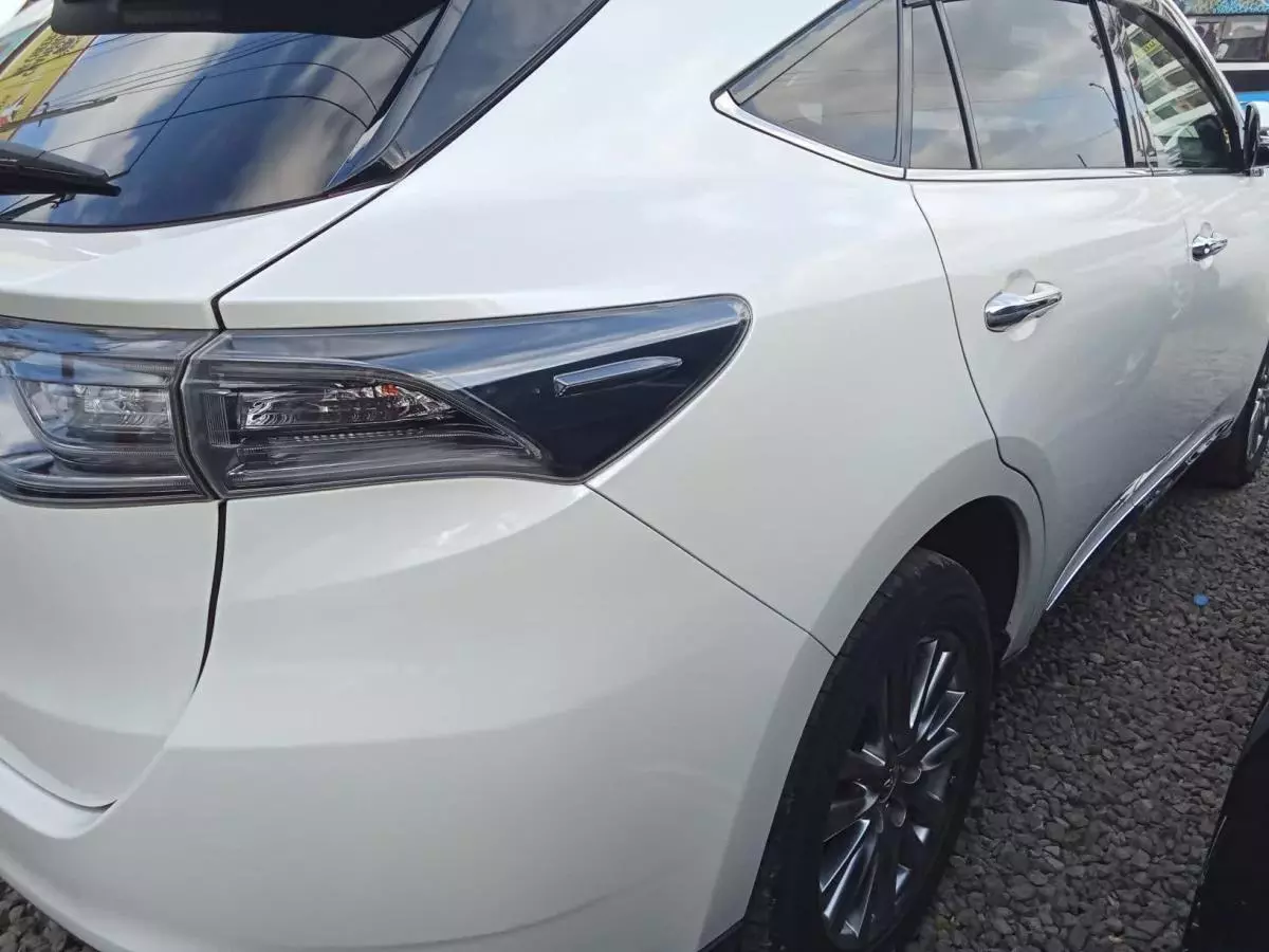 Toyota Harrier hybrid    - 2017