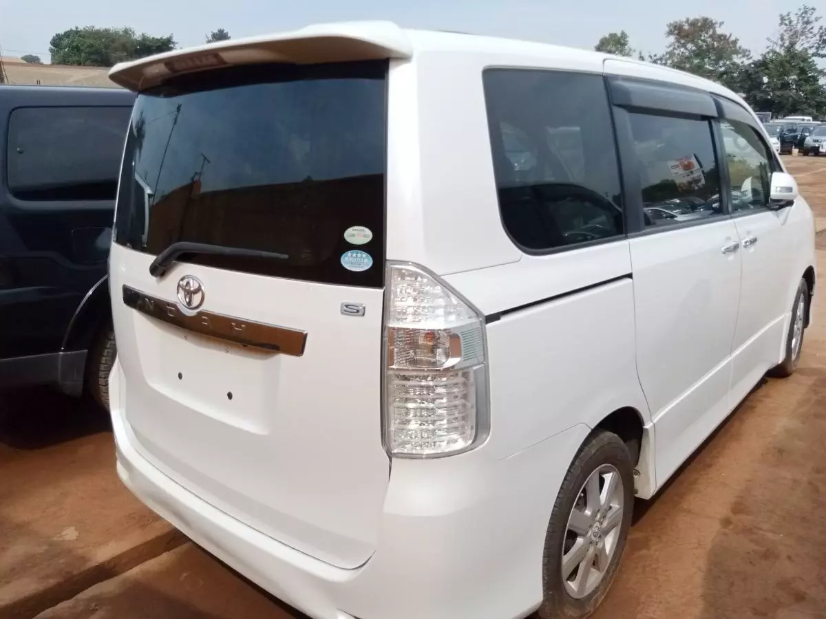 Toyota Noah   - 2009