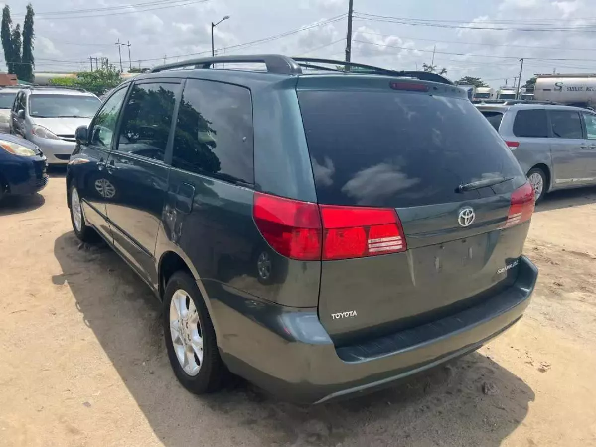 Toyota Sienna   - 2004